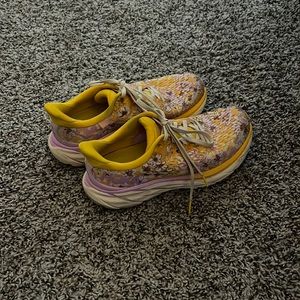 Hoka x Freepeople collab size 6.5 women’s. These have hardly been worn